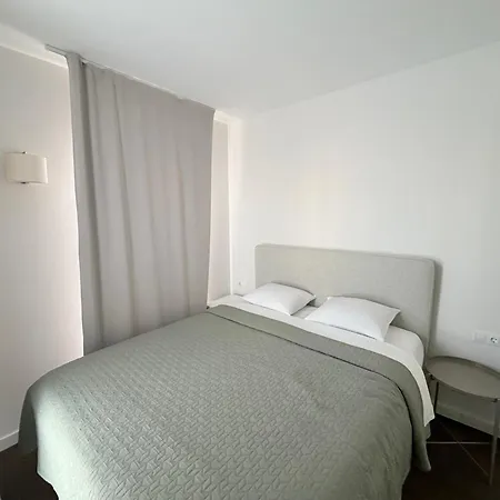 Modern Flat By The Sea With Swimming Pool - Two Bedroom アパート