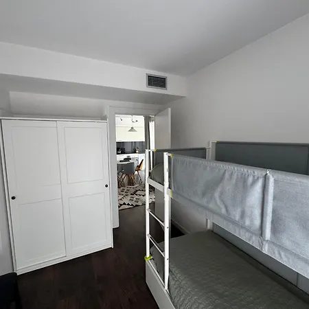 Modern Flat By The Sea With Swimming Pool - Two Bedroom アパート