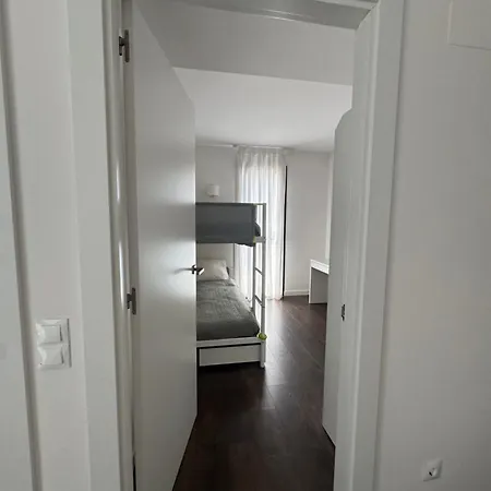 Modern Flat By The Sea With Swimming Pool - Two Bedroom アパート